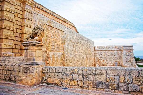 Malta tahkim edilmiş eski şehir duvarlara Mdina — Stok fotoğraf