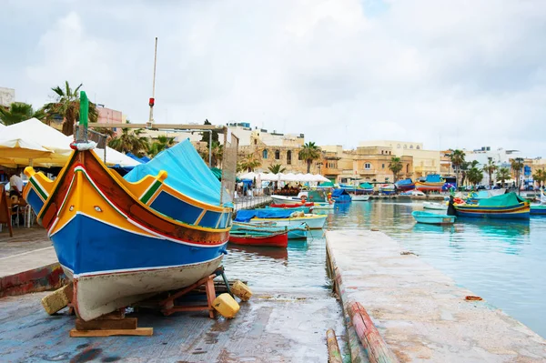 Красочная лодка Luzzu в гавани Марсашлокк Мальта — стоковое фото