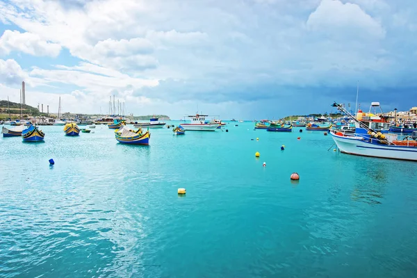 Luzzu barevné lodě na přístav Marsaxlokk Malta — Stock fotografie