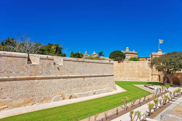 Стены Мдина в укрепленном старом городе Мальты — стоковое фото