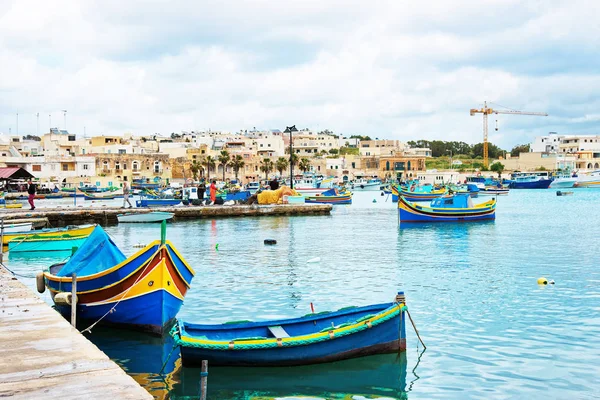 Luzzu barevné lodě na přístav Marsaxlokk na Maltě — Stock fotografie