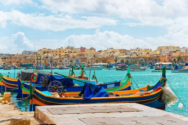 Луццу красочные лодки в заливе Марсашлокк на Мальте — стоковое фото