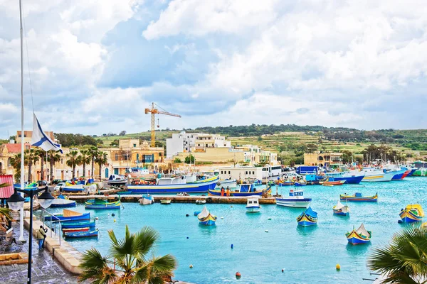 Barcos de colores Luzzu en el puerto de Marsaxlokk en Malta —  Fotos de Stock