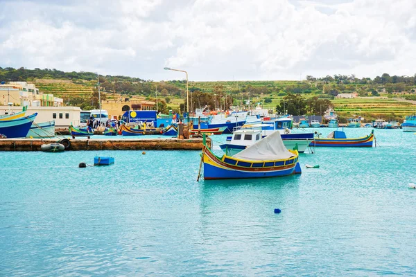 Лодки цвета Луццу в порту Марсашлокк Мальта — стоковое фото