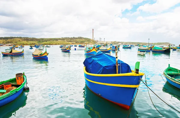 Лодки цвета Луццу в заливе Марсашлокк на Мальте — стоковое фото