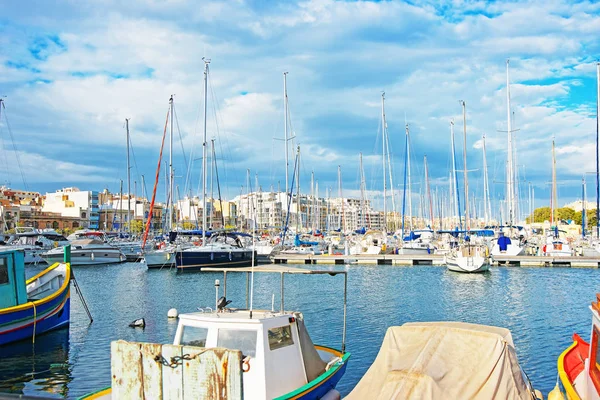 Човни в місті Msida Marina на Мальті — стокове фото