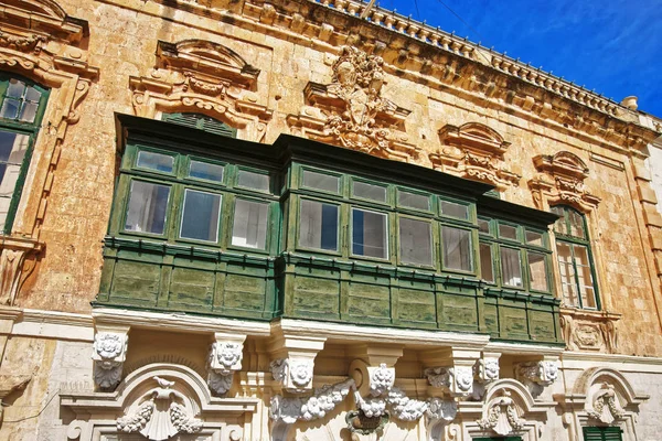 Balcón verde tradicional en la Plaza de San Jorge de La Valeta casco antiguo — Foto de Stock