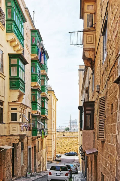 Traditionele groene balkons in Valletta old town — Stockfoto