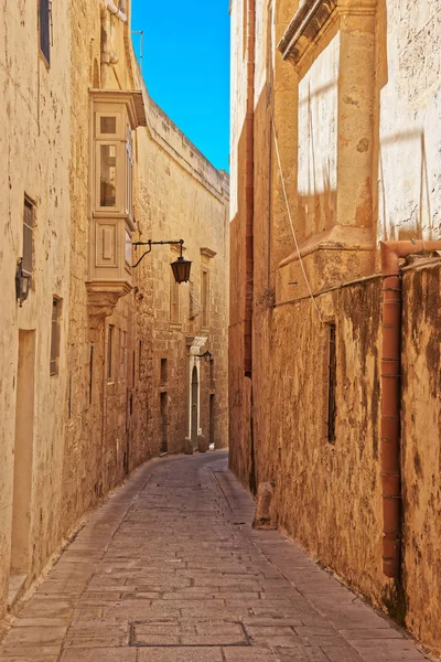 Straße mit Laterne und Balkon in mdina — Stockfoto