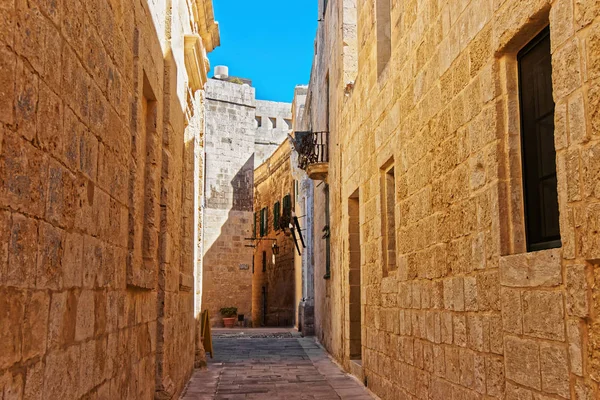 Ulice s lucernou a balkonem v Mdina — Stock fotografie