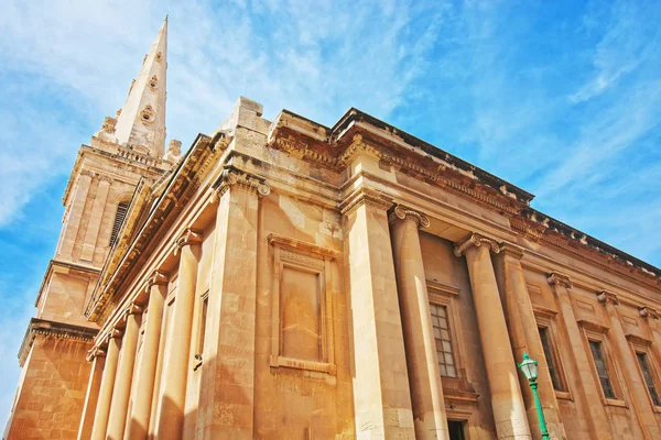 Calle en la Catedral de San Pablo en el casco antiguo de La Valeta — Foto de Stock