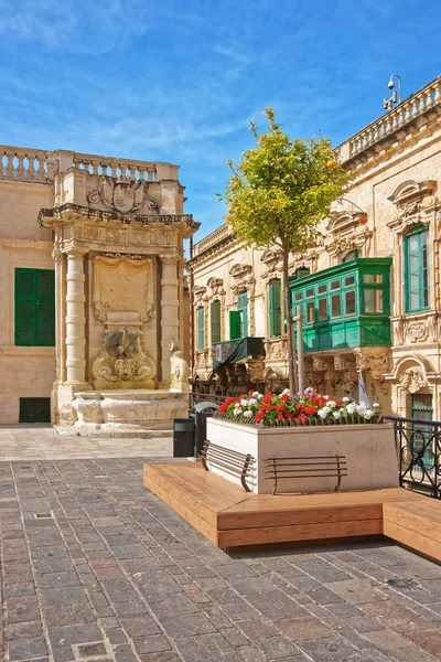 St. George Square a tradiční zeleným balkony Valletta — Stock fotografie