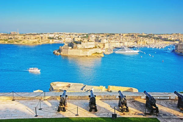 Салют в Большой гавани на Валлетте на Мальте — стоковое фото