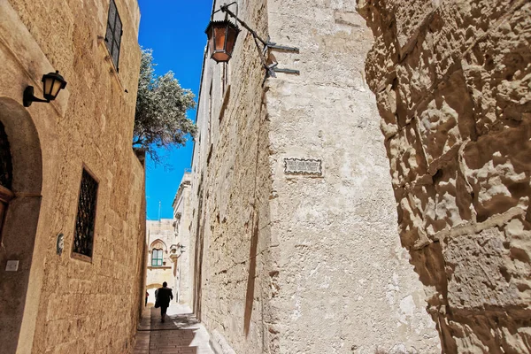 Pessoas na rua estreita com lanterna em Mdina — Fotografia de Stock