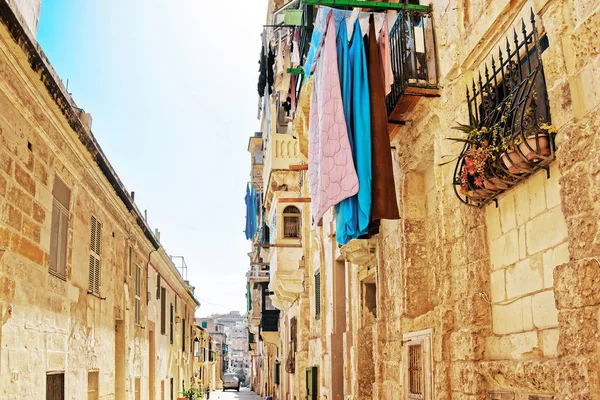 Alte Straße mit traditionellen Häusern und Balkonen der Valletta — Stockfoto