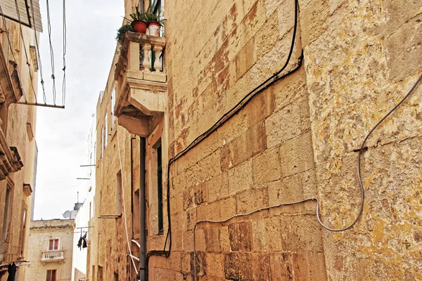 Rua velha com arquitetura tradicional no centro da cidade de Valletta — Fotografia de Stock