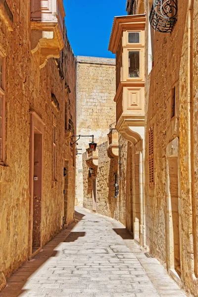 Rue étroite avec lampe et balcon dans la vieille ville de Mdina — Photo