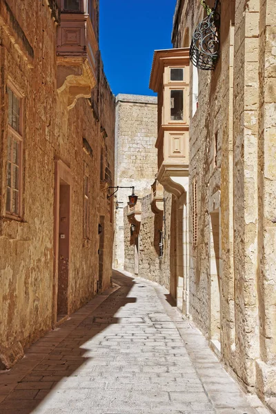 Smalle straat met lantaarn en balkon aan de oude stad Mdina — Stockfoto