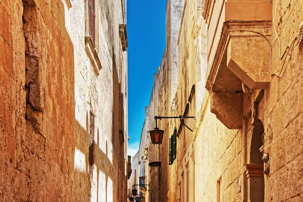 Rue étroite et silencieuse avec lanternes et balcon à Mdina — Photo