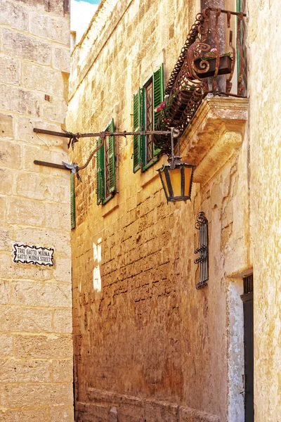 Enge stille Straße mit Lampe und Balkon in mdina — Stockfoto