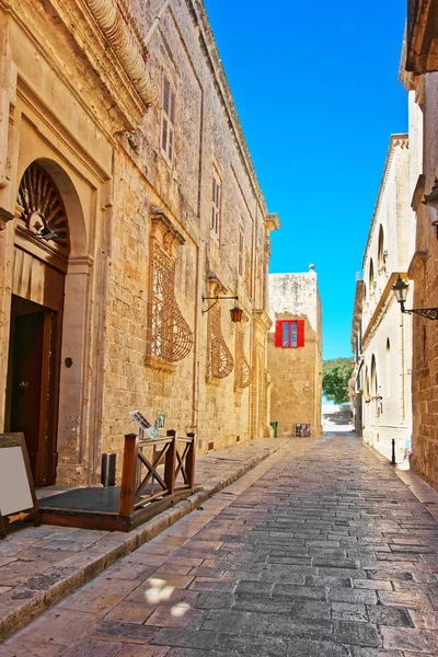 Enge, stille Straße in der Altstadt von Mdina — Stockfoto