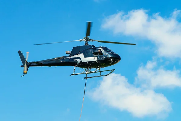 Helikopter in de lucht in Lavaux-Zwitserland — Stockfoto