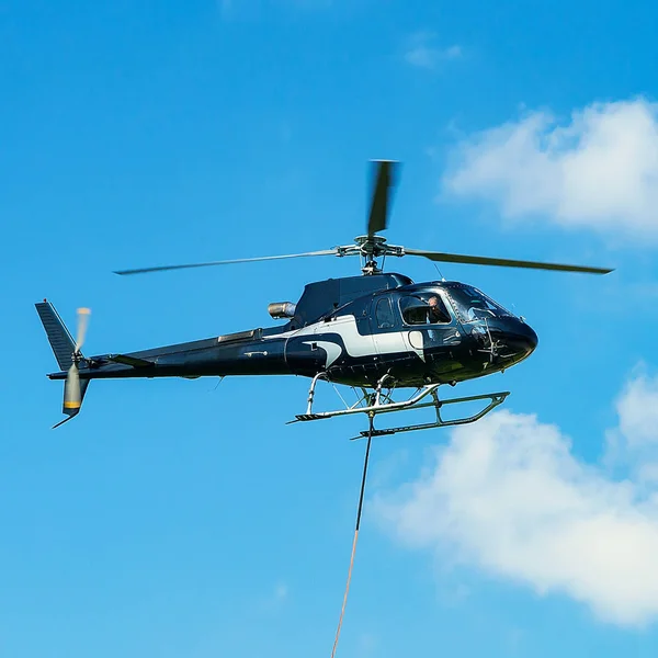 Hubschrauber fliegt in den Himmel von Lavaux Schweiz — Stockfoto