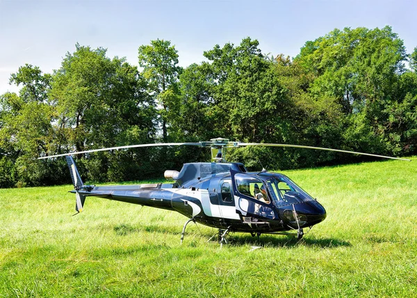 Helikopter met piloot in Lavaux, Zwitserland — Stockfoto