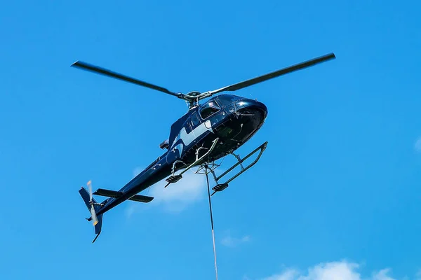 Hubschrauber fliegt in den Himmel über Lavaux Schweiz — Stockfoto