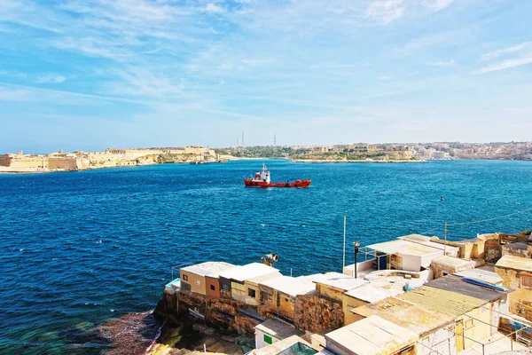 干货船和大港口在马耳他瓦莱塔 — 图库照片
