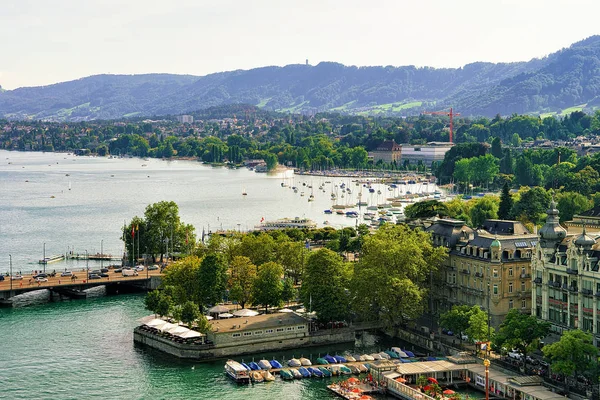 Barcos e Quaibrucke em Limmat River em Zurique cidade velha — Fotografia de Stock