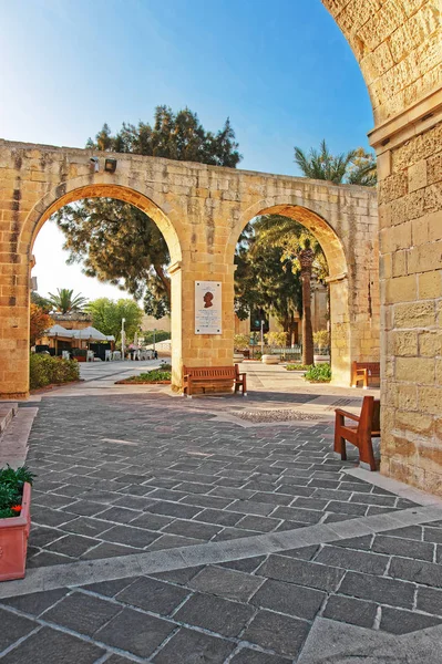 Арка у стены Upper Barracca Gardens на Валлей-Мальте — стоковое фото