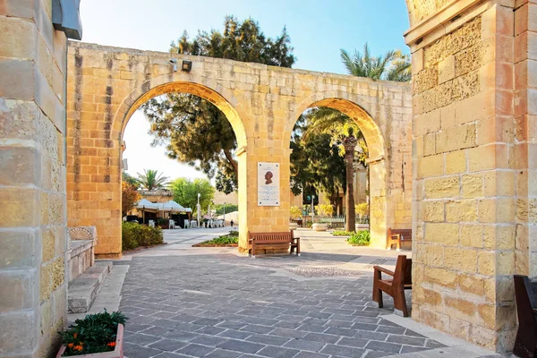 Łuk ściana górnego Barracca Gardens w Valletta, Malta — Zdjęcie stockowe