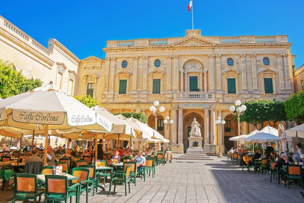 Personas descansando en cafés al aire libre en Republic Square Valletta — Foto de Stock