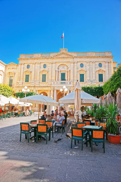 Cumhuriyet Meydanı Valletta açık hava kafe, dinlenme insanlar — Stok fotoğraf