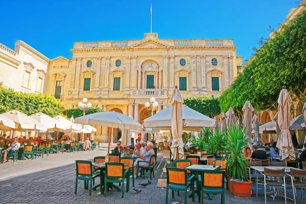 Pessoas que descansam em cafés ao ar livre em Republic Square Valletta — Fotografia de Stock
