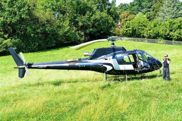 Piloto hablando por teléfono móvil y su helicóptero en Lavaux —  Fotos de Stock