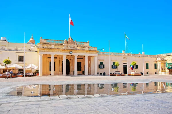 Gente en la Guardia Principal en la Plaza de San Jorge en La Valeta — Foto de Stock