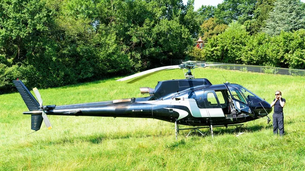 Piloot praten op mobiele telefoon en zijn helikopter in Lavaux — Stockfoto