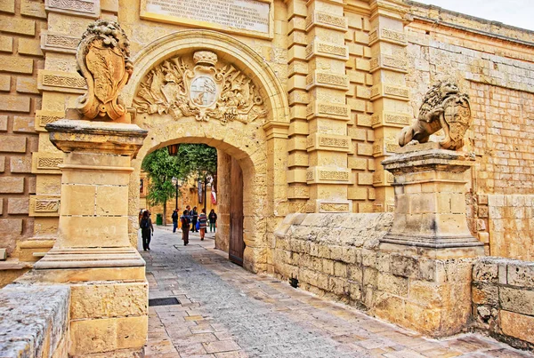 Brama w Mdinie i wejście w stare fortyfikacje Malty — Zdjęcie stockowe