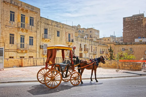 Конный экипаж в форте Святого Элмо в Валлетте Мальта — стоковое фото