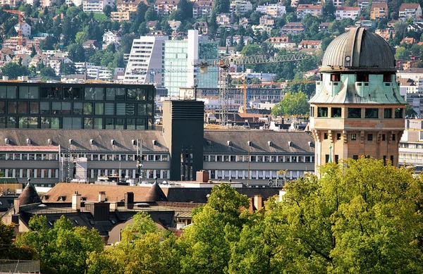 Купол телескопа и крыши Цюриха — стоковое фото