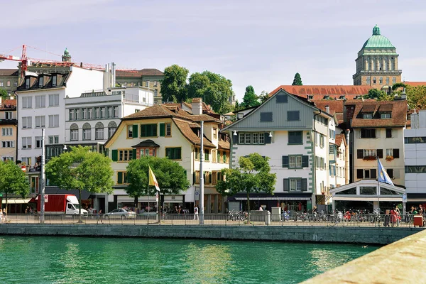 Universiteit van Zürich aan de rivier Limmat — Stockfoto