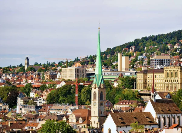 Věže kostela atrakce Grossmunster a Wasserkirche v Curychu — Stock fotografie