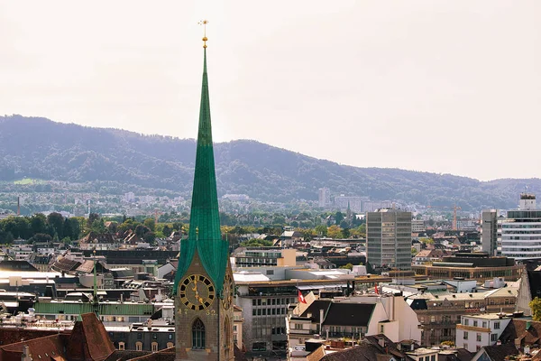 Spire of Grossmunster Iglesia y tejados en Zurich —  Fotos de Stock