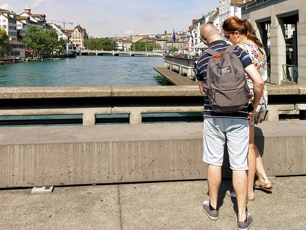 Lidé s mapou města na nábřeží řeky Limmat Zurich — Stock fotografie