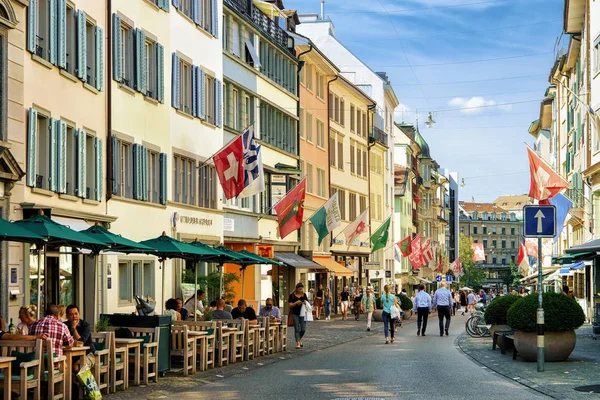 Люди на вулиці в старому центрі Цюриха — стокове фото