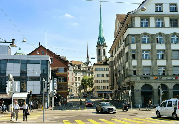 Menschen am Limmatquai in Zürich — Stockfoto