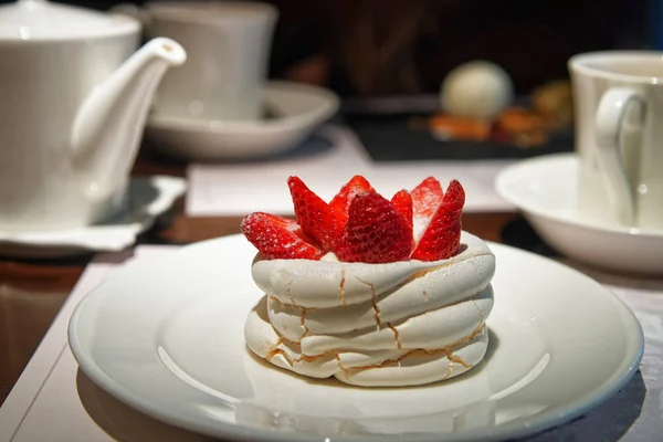 Pavlova Meringue dessert on plate — Stock Photo, Image