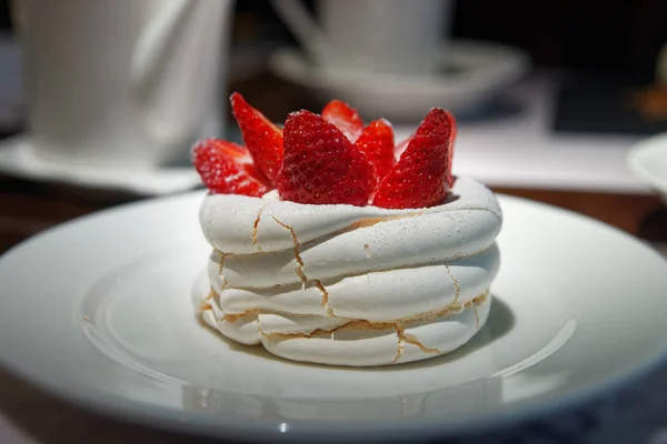 Pavlova Meringue dessert on white plate — Stock Photo, Image